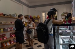 Varios clientes comprar en una tienda privada en la capital cubana en noviembre de 2023. (AP Photo/Ramón Espinosa)