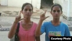 Las hermanas Anairis y Adairis Miranda Leyva, condenadas a un año de prisión junto a su hermano Fidel Batista Leyva.