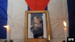 Una foto de Orlando Zapata Tamayo centra una vigilia en su honor realizada en La Habana en el primer aniversario de su muerte en febrero del 2011.