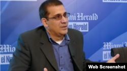 Antonio Rodiles durante entrevista del diario Nuevo Herald 