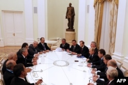 Vladimir Putin (5 der.) y Raúl Castro (4 izq.) en una reunión en el Kremlin en Moscú.