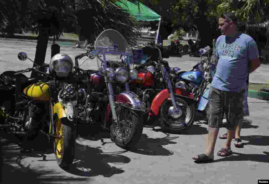  La comunidad "harlista" estima que en Cuba unos 300 motores Harley Davidson tienen registro certificado y su antiguedad oscila entre los 50 y 75 años.