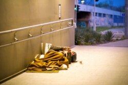 Un hombre sin hogar duerme en un túnel de Budapest, la capital de Hungría. Foto: Unsplash/Mihály Köles.