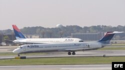 Dos aviones de Delta Air Lines esperan en la pista del Aeropuerto Internacional Hartsfield Jackson en Atlanta, Georgia.