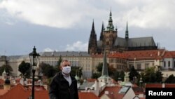 Un hombre viste una máscara en Praga. REUTERS/David W Cerny