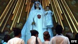 Archivo - Esposas y familiares de disidentes encarcelados oran a la Virgen de las Mercedes, el 24 de septiembre en la Iglesia de la Merced, en La Habana Vieja. 