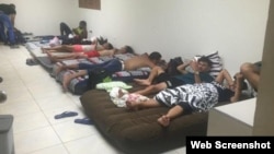 Cubanos en uno de los albergues que acogen a los migrantes en la provincia panameña de Darién.
