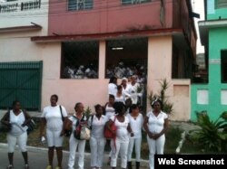 Damas de Blanco a las afueras de su sede en Lawton, La Habana.