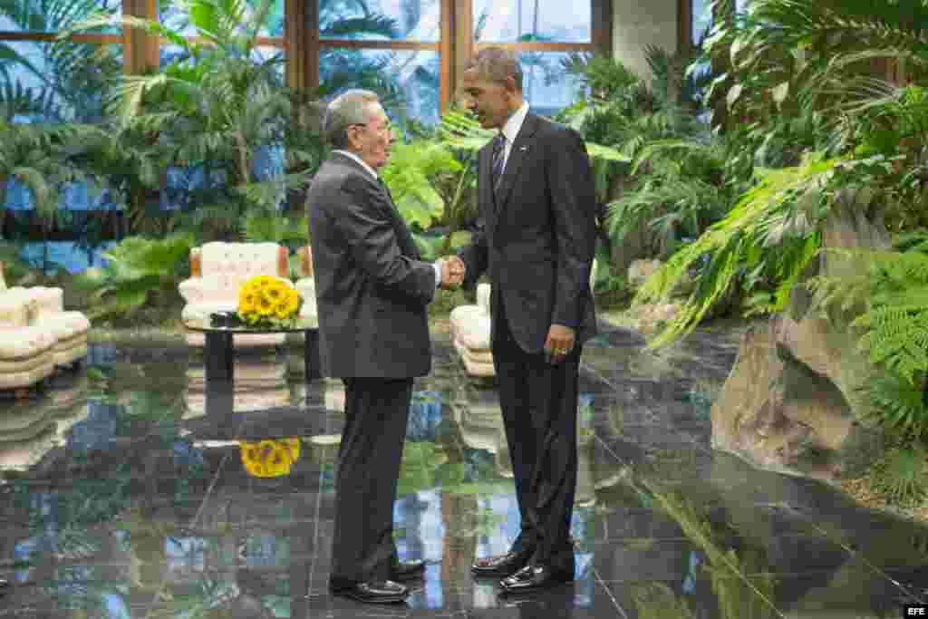 Raúl Castro (c) recibe al presidente de Estados Unidos Barack Obama (d) hoy, lunes 21 de marzo de 2016, en la ceremonia oficial de recibimiento en el Palacio de la Revolución en La Habana (Cuba).