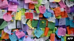 Notas en el "Muro de los Deseos" dejadas por la población en Time Square, Nueva York, en 2020