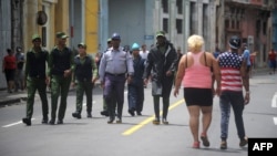 Agentes del orden en las calles de La Habana. AFP PHOTO / YAMIL LAGE