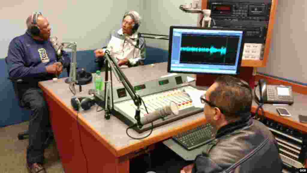 En los estudios de Radio Martí Tony Oliva graba junto a Orlando "El guajiro" Peña y Edemio Navas.