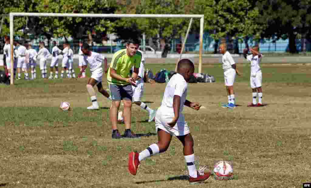 Niños cubanos participan en una clínica de fútbol impartida por entrenadores de la Fundación Real Madrid, del 14 al 18 de noviembre de 2016, en La Habana (Cuba). &nbsp;