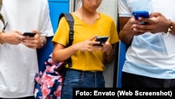 Jóvenes utilizando sus teléfonos celulares en una imagen de referencia