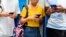 Jóvenes utilizando sus teléfonos celulares en una imagen de referencia