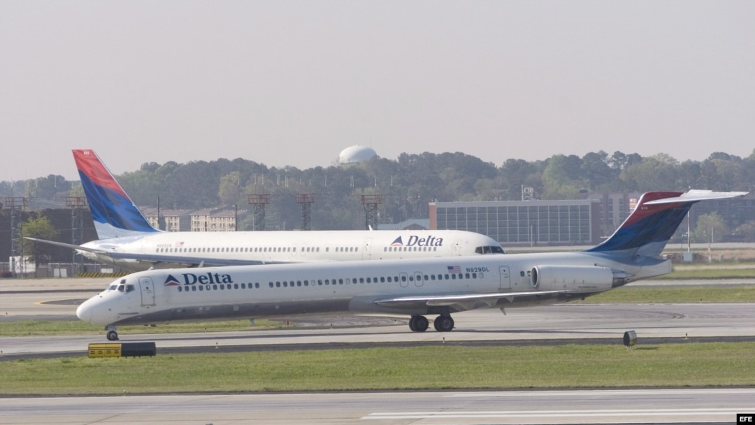 Dos aviones de Delta Air Lines esperan en la pista del Aeropuerto Internacional Hartsfield Jackson en Atlanta, Georgia.