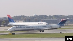 Dos aviones de Delta Air Lines esperan en la pista del Aeropuerto Internacional Hartsfield Jackson en Atlanta, Georgia.