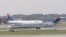 Dos aviones de Delta Air Lines esperan en la pista del Aeropuerto Internacional Hartsfield Jackson en Atlanta, Georgia.