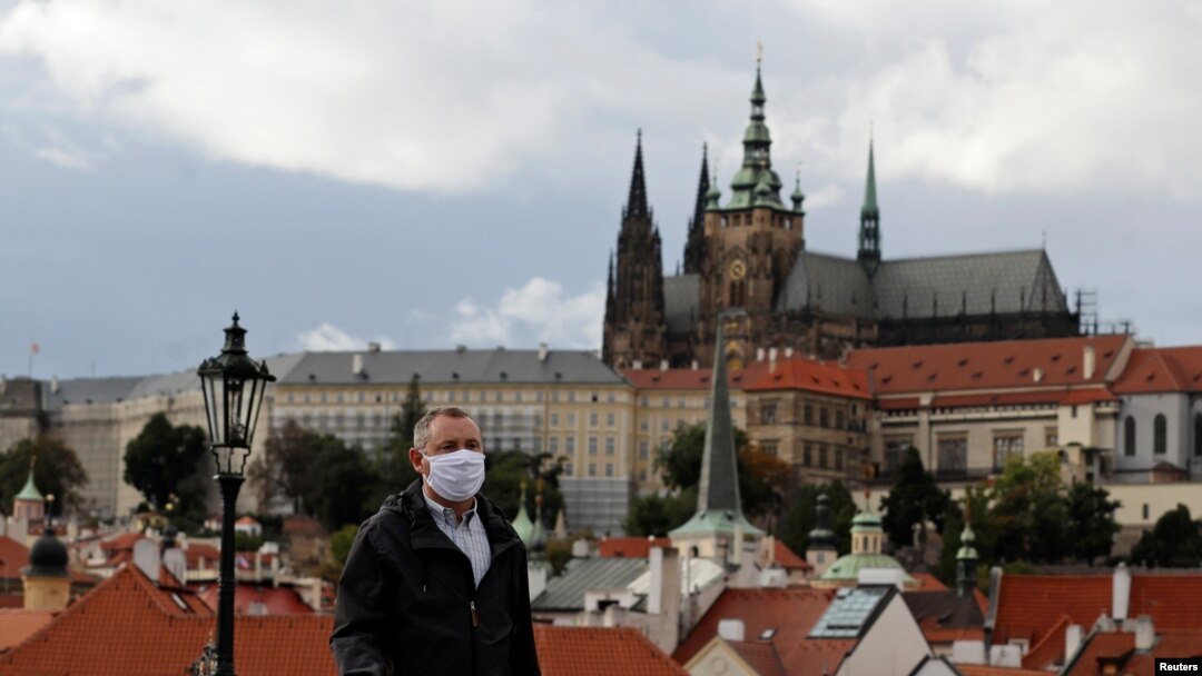 Un hombre viste una máscara en Praga. REUTERS/David W Cerny