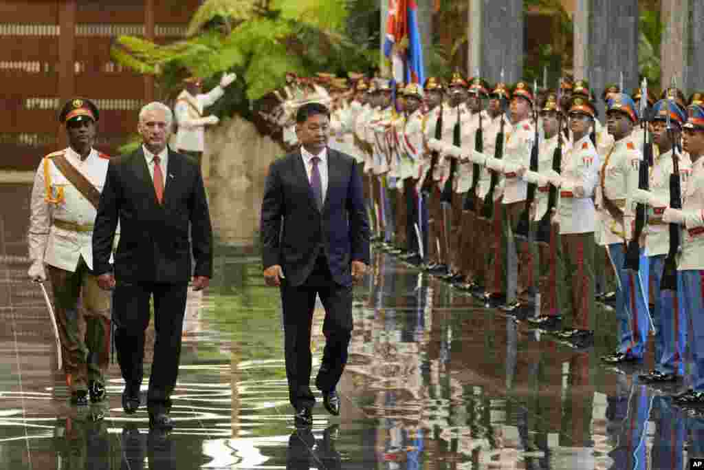 Díaz-Canel, izquierda, camina con el presidente de Mongolia, Ukhnaagiin Khurelsukh, el 14 de septiembre de 2023. (Foto AP/Ramón Espinosa)