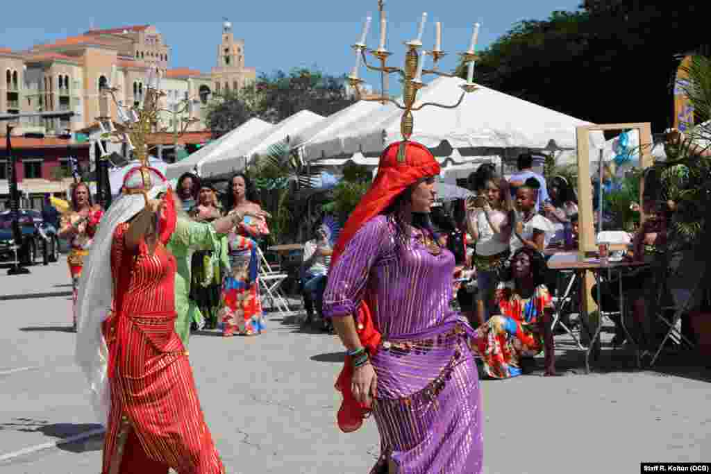 El evento atrajo a miles de personas que disfrutaron de comidas típicas latinas.