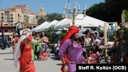 El evento atrajo a miles de personas que disfrutaron de comidas típicas latinas.
