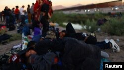 Los migrantes que buscan asilo en los Estados Unidos descansan en las orillas del río Bravo, luego que la Guardia Nacional de Texas bloqueó el cruce en la frontera entre los Estados Unidos y México, en Ciudad Juárez, México, 28 de septiembre de 2023. REUTERS/José Luis González
