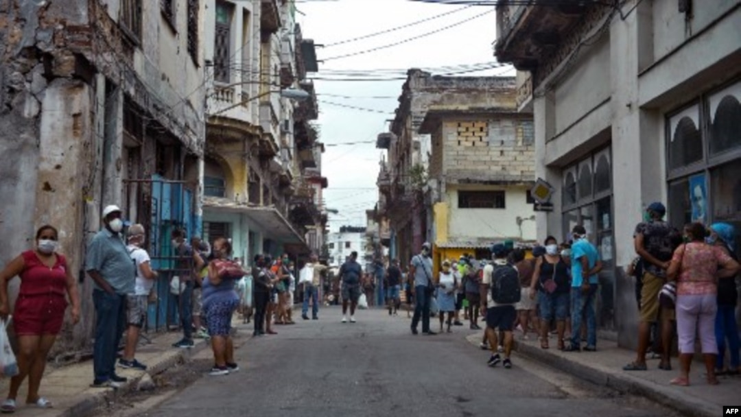 A pesar del avance de la pandemia en la isla, los cubanos se han visto obligados a permanecer en colas por largas horas para comprar alimentos. (Yamil LAGE / AFP).