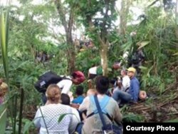 Cubanos suben la loma de La Miel, en Panamá, desde Sapzurro, Colombia. Fuentes asegura que en el lugar hay más de 300 cubanos.