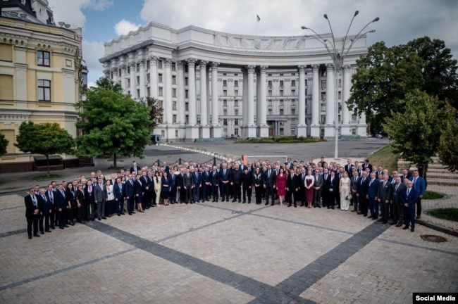 El presidente de Ucrania, Volodymyr Zelenskyy, hablando ante embajadores en la Conferencia de Jefes de Misiones Diplomáticas en Kyiv.