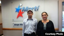 Mario Félix Lleonart junto a su esposa Yoaxis Marcheco durante una visita a Radio Martí. Foto: Archivo.