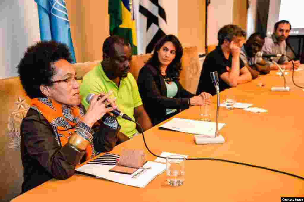 María Ileana Faguaga Iglesias, participando en un debate académico en Brasil.