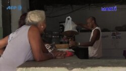 De cola en cola, el cubano de “a pie” vive su día a día.