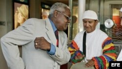 El músico cubano Alfredo 'Chocolate' Armenteros baila frente a la entrada del teatro Tower, en Miami, Florida (EEUU).
