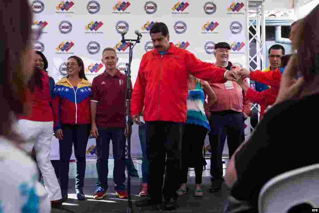 El presidente de Venezuela Nicolás Maduro (c) ofrece declaraciones después de votar hoy, domingo 6 de diciembre de 2015, en un centro de votación en la ciudad de Caracas.