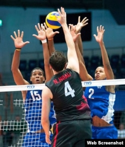 Voleibolistas cubanos en la Liga Mundial de voleibol en Finlandia.