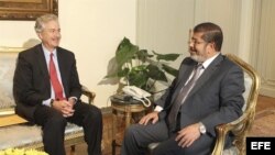 El presidente egipcio Mohamed Mursi (d) charla con el vicesecretario de Estado de los EE.UU., William Burns (i), durante el encuentro que han mantenido en el palacio presidencial en El Cairo, Egipto, el domingo 8 de julio de 2012. EFE/Khaled Elfiqi