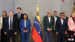 Representantes de la Asamblea Nacional de 2015 y del Parlamento de mayoría oficialista, durante la tercera ronda de negociaciones en Caracas