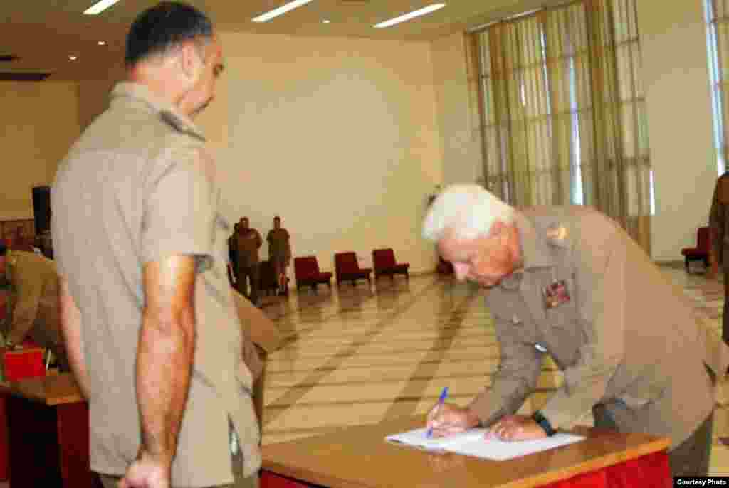 Militares firman el juramento a Fidel Castro.