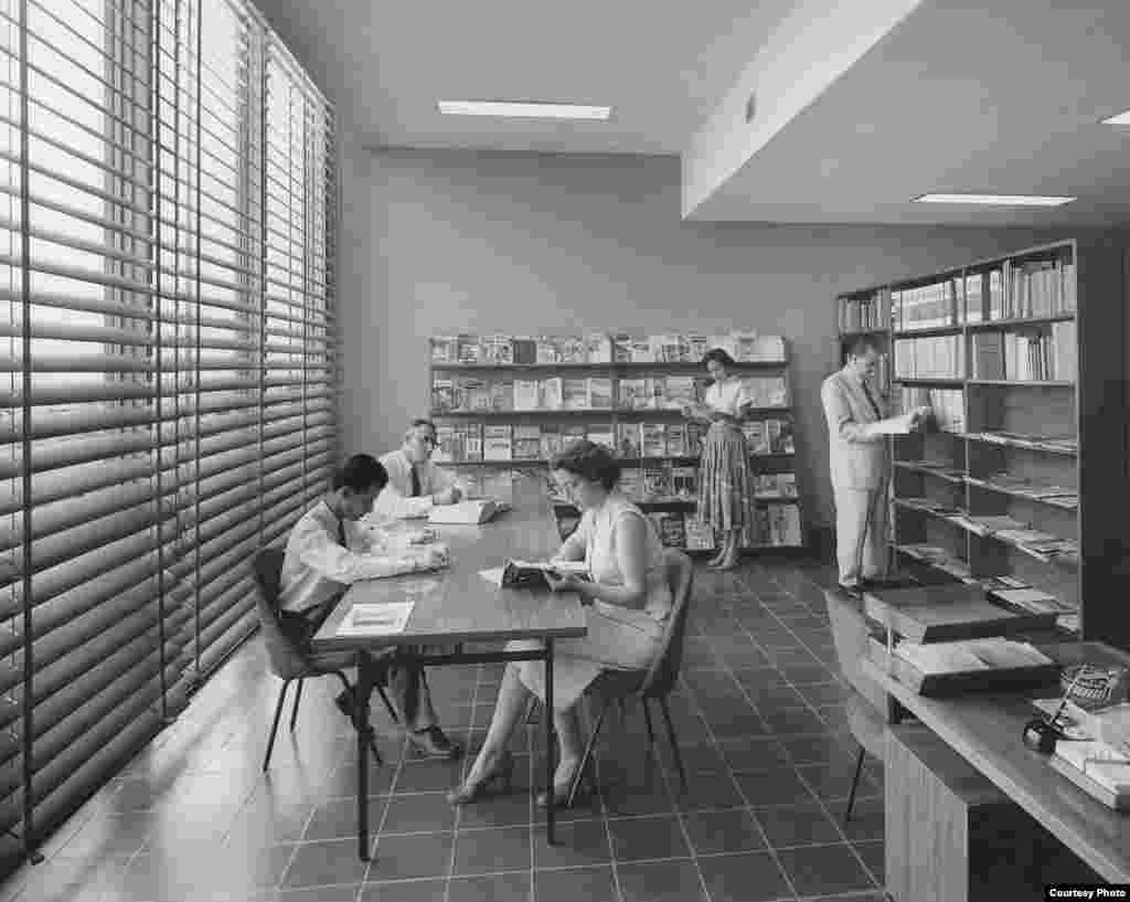 En los años 50 las embajadas de los Estados Unidos tenían Bibliotecas Americanas, como esta en La Habana.
