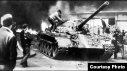 Jóvenes checos se enfrentan a los tanque soviéticos en Praga.