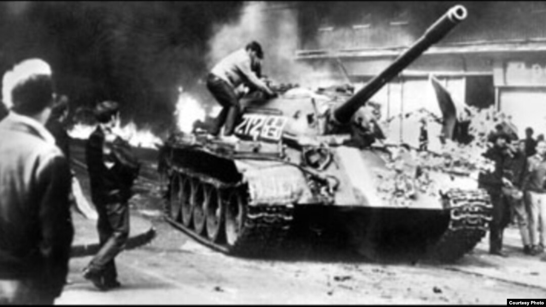 Jóvenes checos se enfrentan a los tanque soviéticos en Praga.