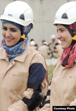 Mujeres sirias participan en Cascos Blancos