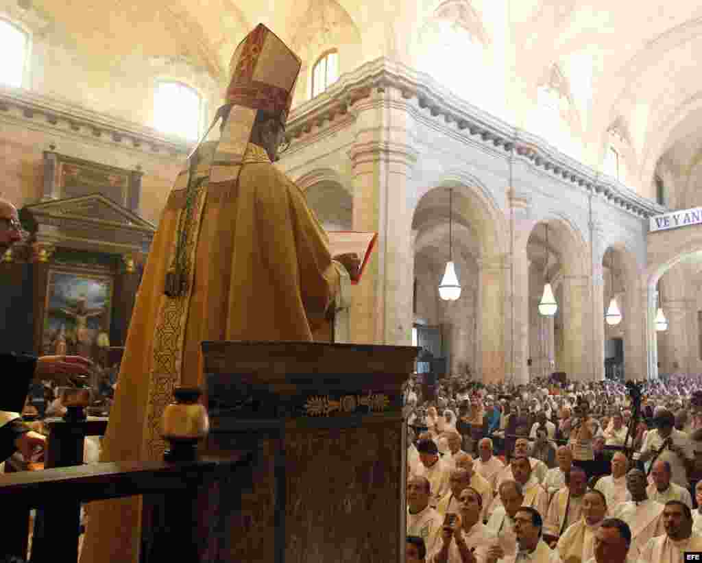 El nuevo arzobispo de La Habana, Juan de la Caridad García Rodríguez (i), durante su primera misa en la Catedral de La Habana hoy, 22 de mayo de 2016.