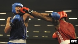 El cubano Lenier Pero (d) intercambia golpes con el argentino Yamir Peralta (i), durante su pelea de semifinales de los 91 kilogramos crucero de los Juegos Panamericanos 2011.