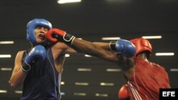 El cubano Lenier Pero (d) intercambia golpes con el argentino Yamil Peralta (i), durante su pelea de semifinales de los 91 kilogramos crucero de los Juegos Panamericanos 2011.