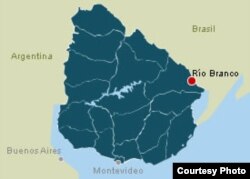 Decenas de cubanos han pedido asilo en la fronteriza ciudad uruguaya de Rio Branco.