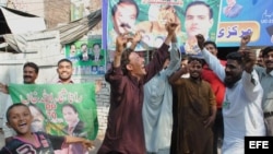 Simpatizantes de Nawaz Sharif celebran su triunfo en las urnas.