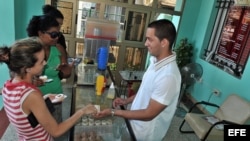 Dos mujeres son atendidas en una cafetería de un trabajador "cuentapropista" en La Habana (Cuba) hoy, jueves 31 de marzo del 2011. Los "cuentapropistas" cubanos, como se conoce en la isla a los trabajadores privados,