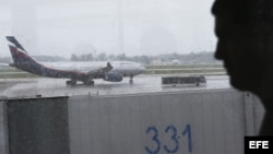 Un hombre observa cómo un avión ruso de la compañía Aeroflot con destino a La Habana se prepara para despegar desde el aeropuerto de Sheremetyevo en Moscú (Rusia) hoy, martes 9 de julio de 2013. Venezuela anunció ayer que ha recibido una petición formal d